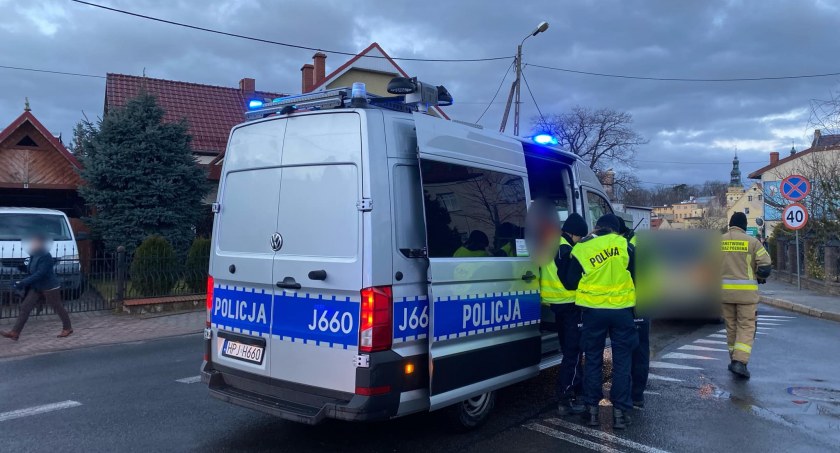 70-latka szła jezdnią. Została potrącona