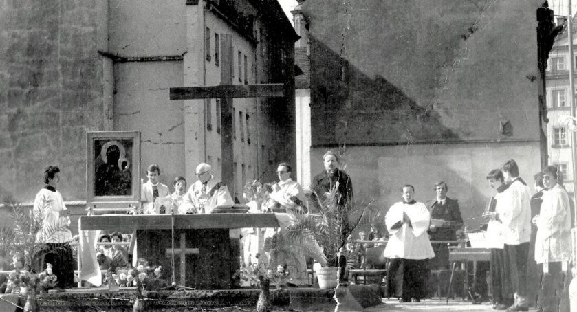 Krzyż Solidarności na dzwonnicy 