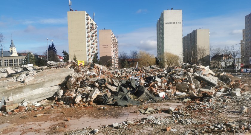 Niebezpieczne ruiny po salonie seata 