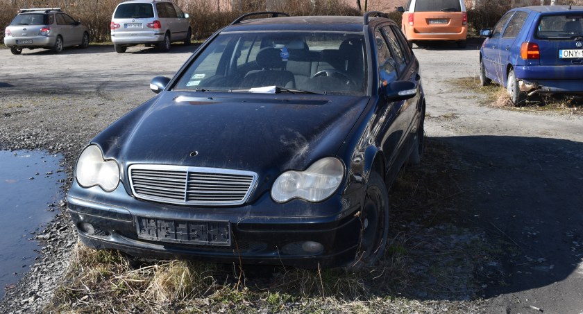 Porzucone samochody straszą na parkingach, ulicach i polach