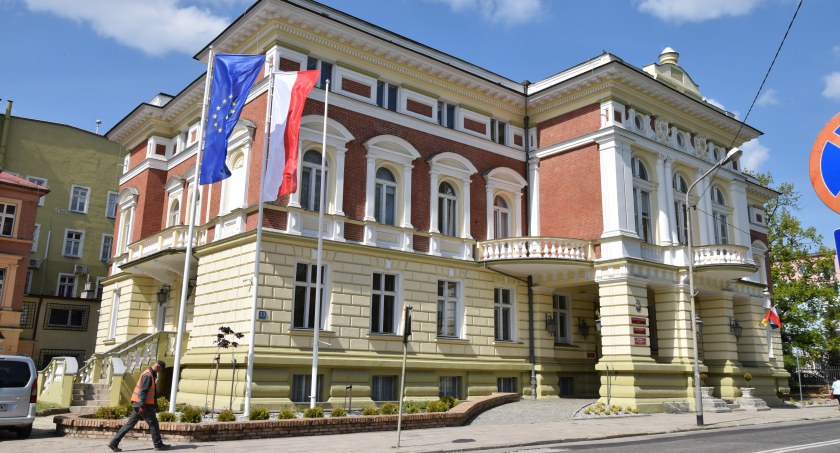 Podwyżki w starostwie powiatowym. Urzędnicy za mało zarabiają?
