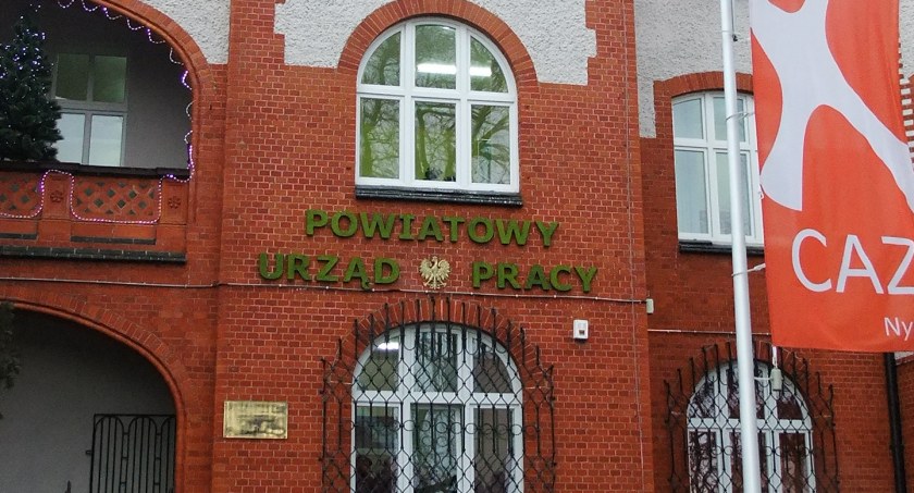 Jakich zawodów brakuje, a jakich jest za dużo?