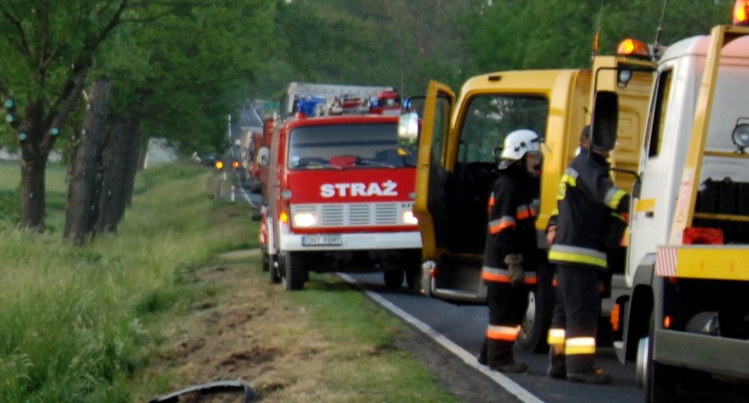 Samochodem wleciał na prywatną posesję