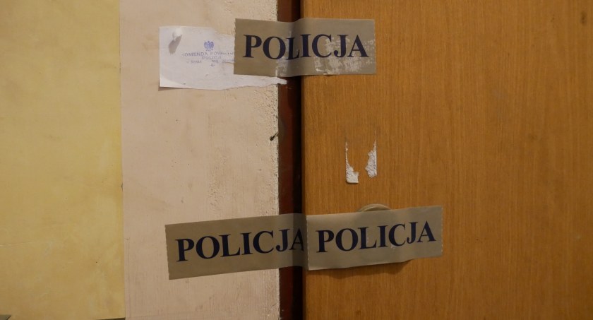 Mieszkał z trupem. Jest na wolności