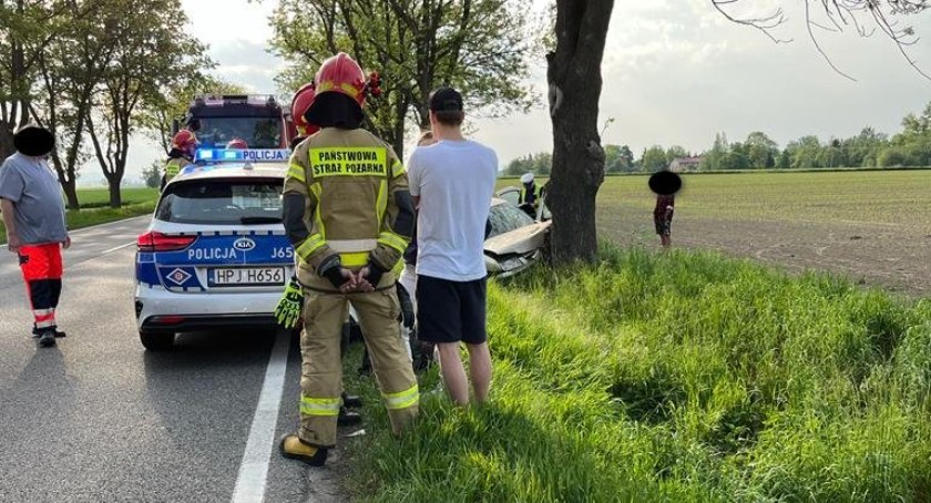 Jazda 21-latka skończyła się na drzewie