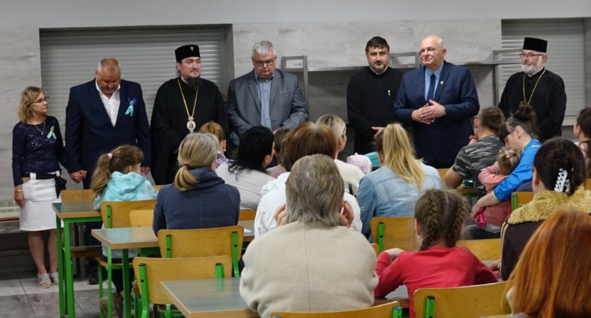 Arcybiskup Jerzy Pańkowski z wizytą u uchodźców w powiecie nyskim