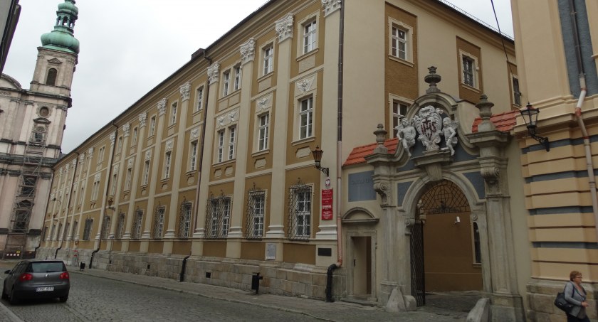 Dlaczego nie ogłoszono konkursu na dyrektora „Carolinum”?
