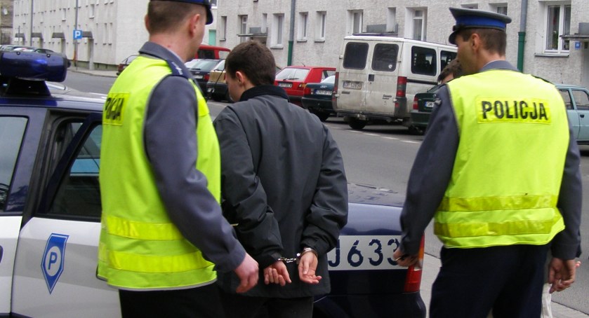 Biją policjantów. Dwie napaści jednej nocy
