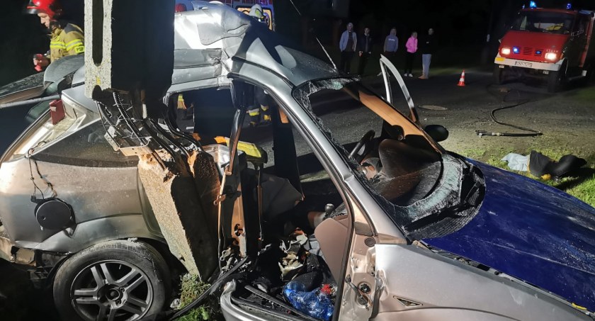 Wypadek w Charbielinie. Ford uderzył w słup energetyczny 