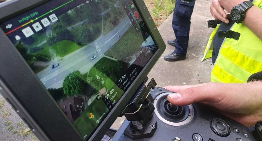 Policyjny dron pilnował bezpieczeństwa na drogach 