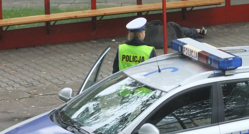 Pijany mężczyzna leżał na jezdni