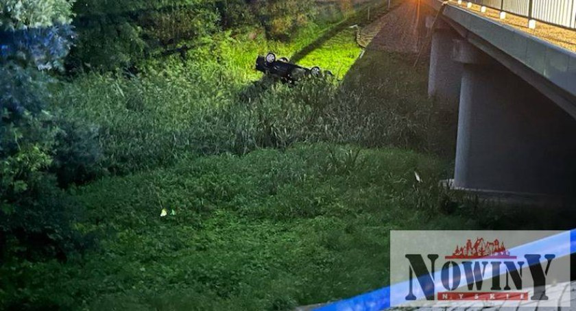 Auto spadło z mostu. Wypadek na DK 46 