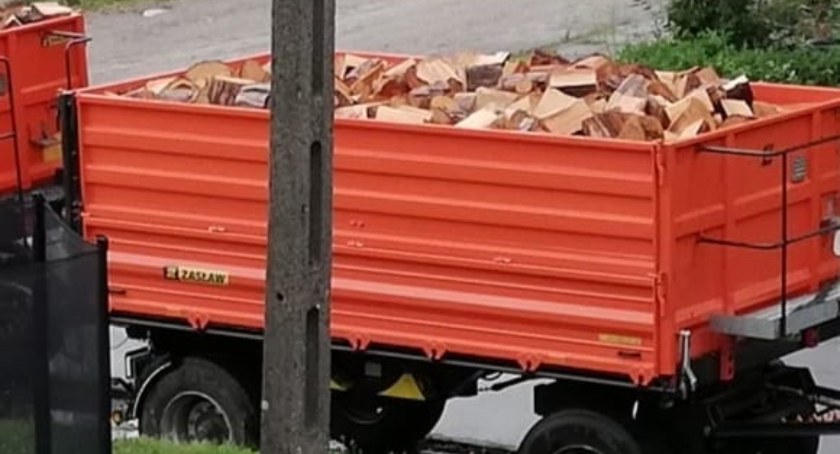 Kradzież przyczepy rolniczej. Właściciel daje nagrodę za wskazanie złodzieja 