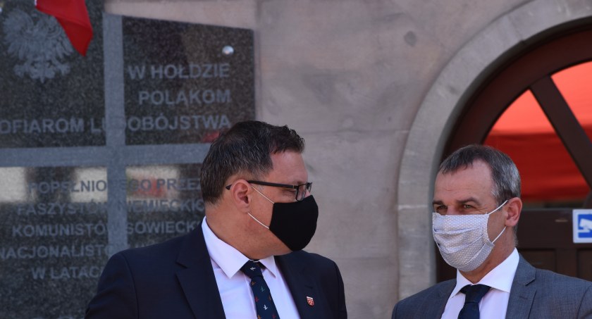 Otwarcie wystawy o prawdzie historycznej przedłuża się