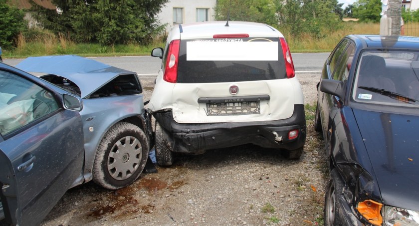 Pijany uciekał przed policją. Rozbił trzy samochody
