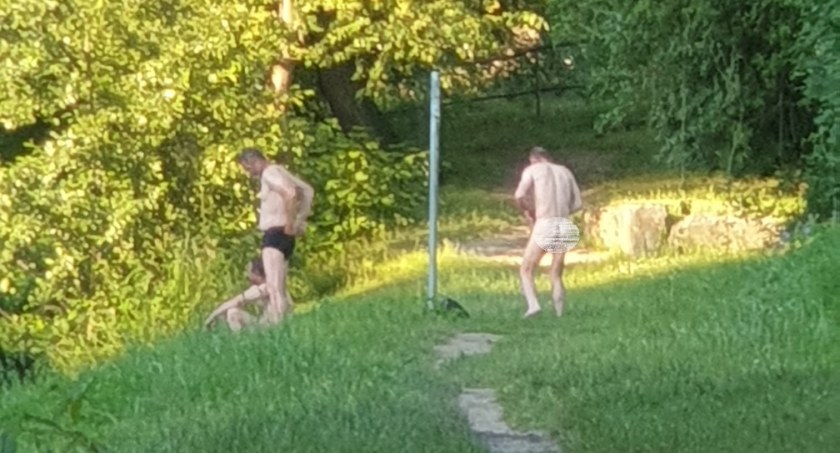 Kąpali się nago w stawie w parku miejskim
