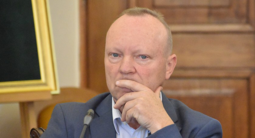 Powiat zaciąga kredyt. Radny Chwalenia pyta z czego zostanie spłacony 