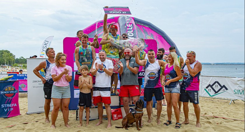 Plażowicze w międzynarodowej obsadzie