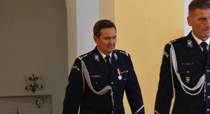 Koniec kontrowersyjnego komendanta. Edward Flaga odchodzi 