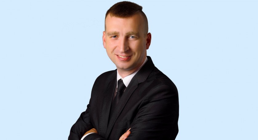 Czy dyrektor stracił prawo jazdy za jazdę na podwójnym gazie?