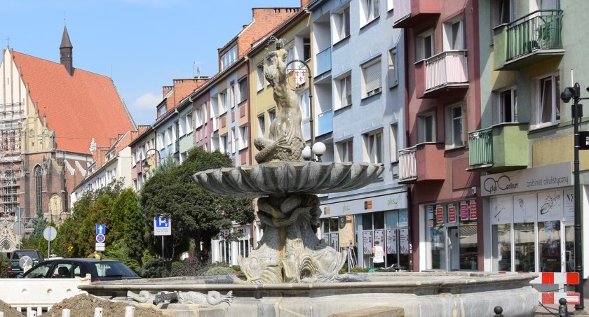 Wrzucił hulajnogę do fontanny