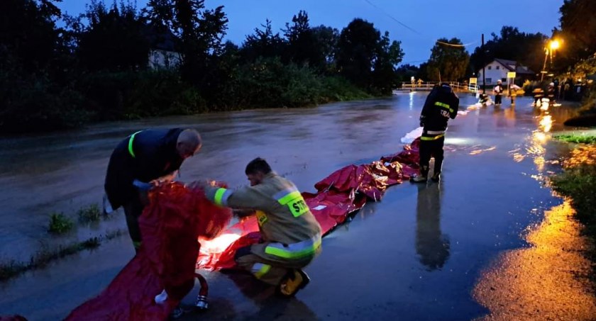 Morów od trzech dni walczy z wodą [FOTO]