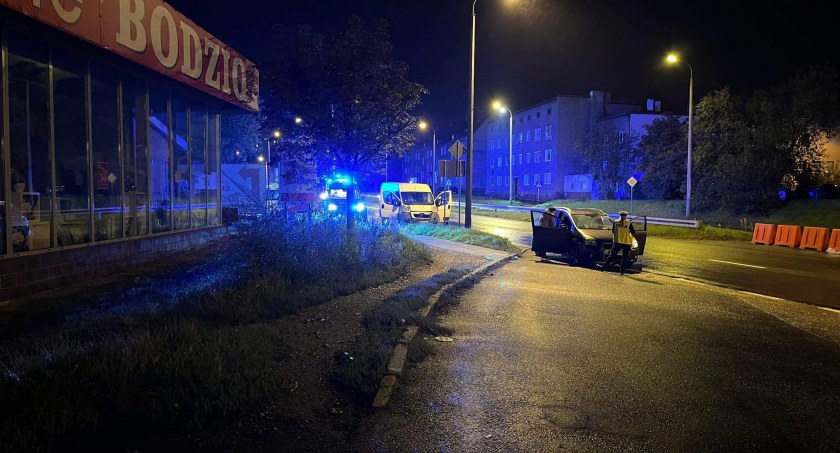 Zderzenie dostawczaka z osobówką. Jedna osoba jest ranna