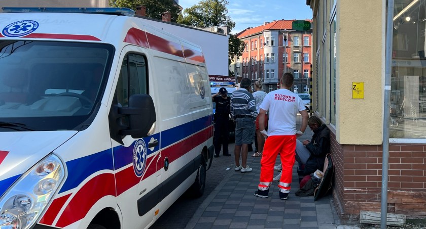 Bezdomnego Francuza zabrano do szpitala