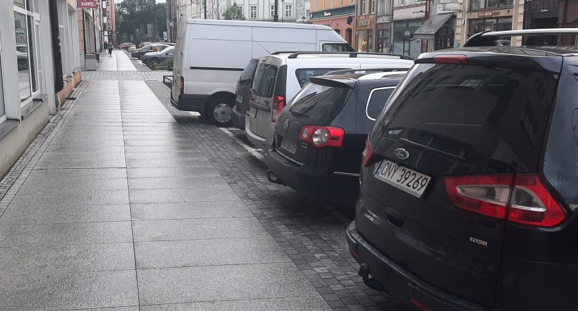 Była zieleń są rury wydechowe. Rynek po remoncie 