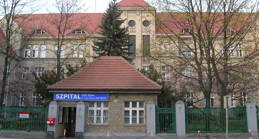 Rehabilitacja dziecięca w obskurnej piwnicy