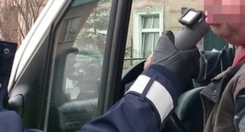 Pijany 32-latek jechał bez świateł. Został zatrzymany