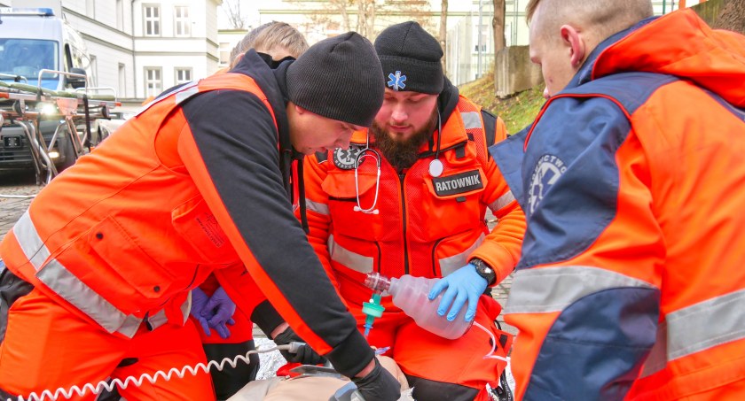 Wypadek na drodze. Ofiarom pomagali studenci 