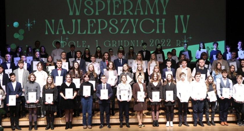 Stypendia Marszałka Województwa Opolskiego. Oto nagrodzeni uczniowie z powiatu nyskiego 