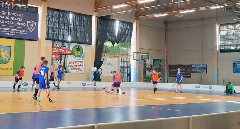 Sidzina unihokejem stoi