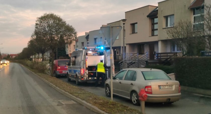 70-latek potrącił dziecko na pasach