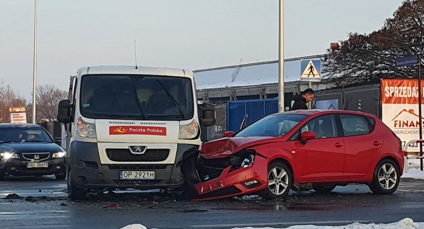 Zderzenie busa Poczty Polskiej z osobówką