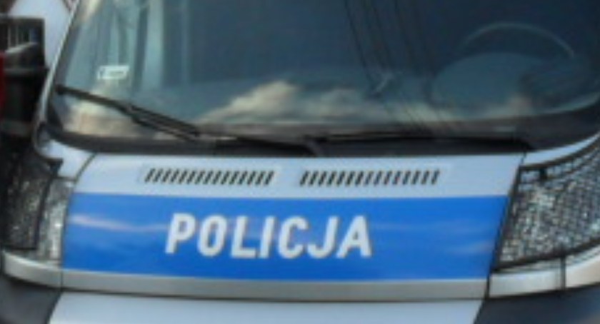 Pijany kierowca uderzył w drzewo i uciekł z miejsca wypadku