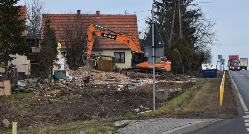 Wycinka i wyburzanie na DK 46 z Nysy do Pakosławic