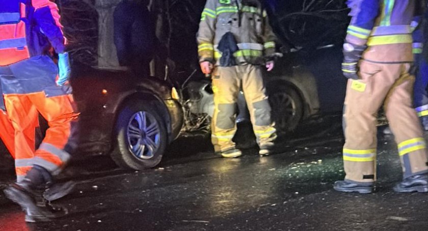 Wypadek! Samochód uderzył w drzewo