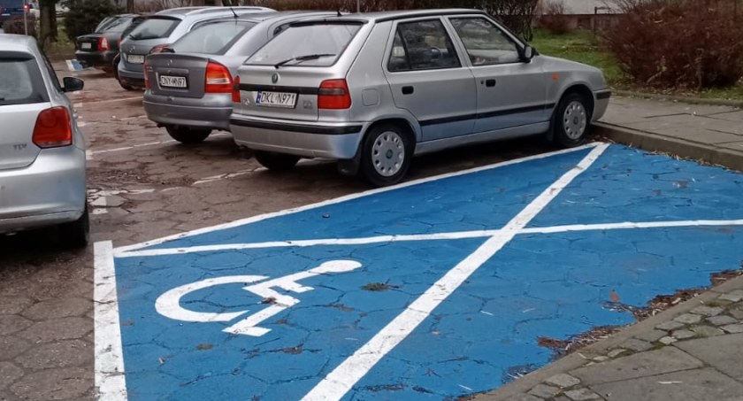 Koperta stoi pusta?