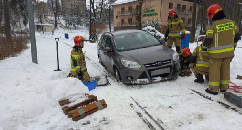 Jechała autem wzdłuż torów... i utknęła