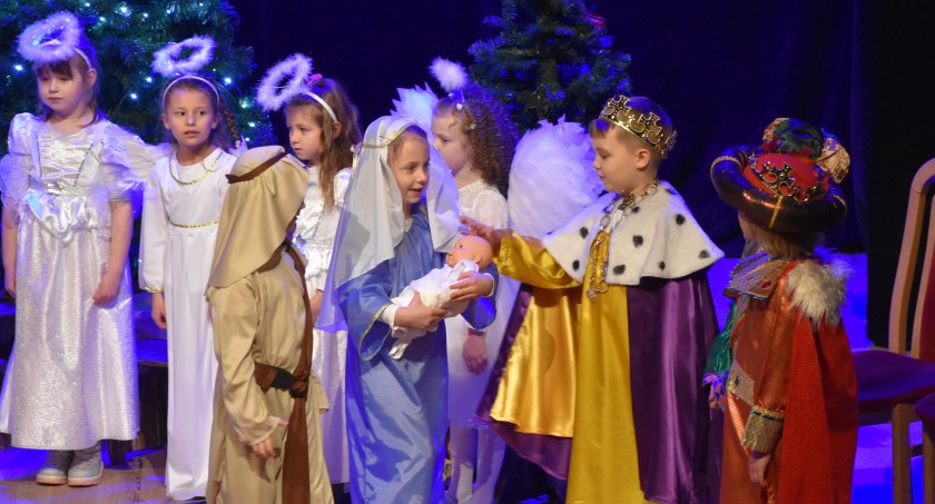 Mali artyści na wielkiej scenie czyli jasełka dla babć i dziadków 