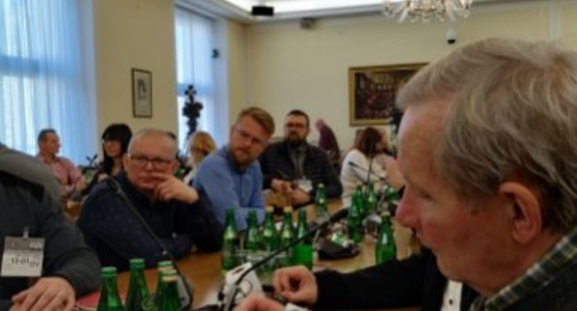 Nysanie poszkodowani w aferze Getin Noble Bank na konferencji w Sejmie 
