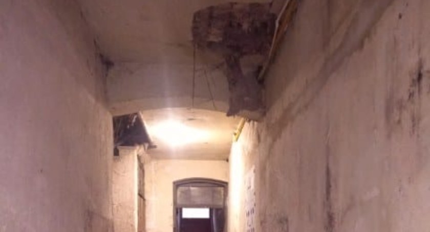 Zawalenie stropu na klatce schodowej. Konieczna była ewakuacja mieszkańców
