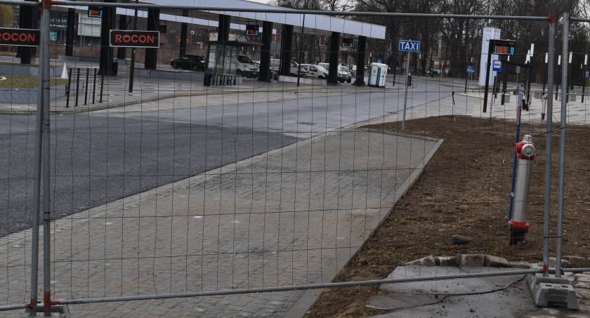 Niebezpieczny postój TAXI w centrum przesiadkowym 