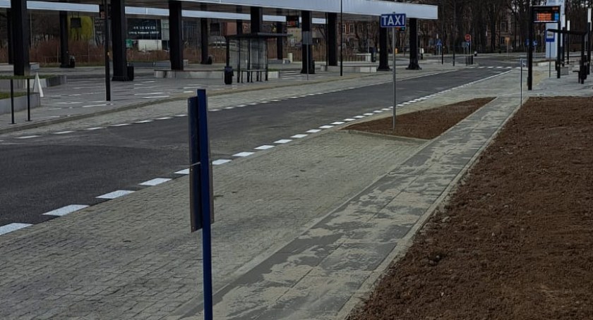 Centrum przesiadkowe: Przy zatoce taksówkowej powstał chodnik