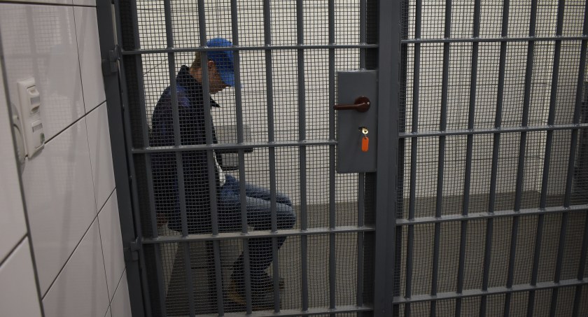 Napad na sklep Dino. Kiedy złapali go policjanci miał przy sobie narkotyki  