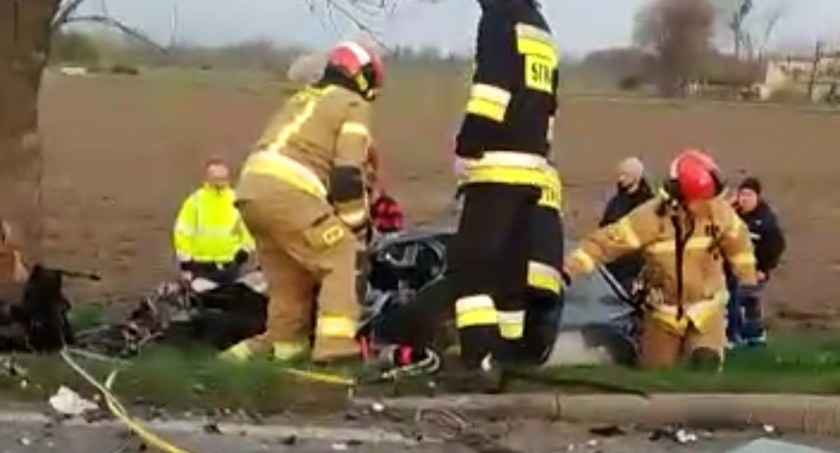 Czołowe zderzenie osobówki z tirem