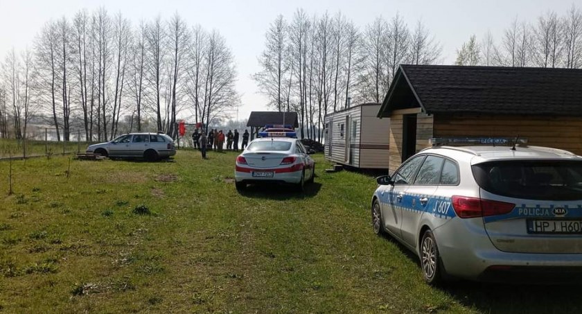 Martwe ptaki w zbiorniku wodnym 