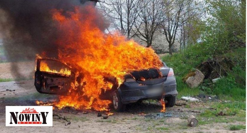 Tragedia! Osobówka wjechała w drzewo i zapaliła się. W środku znaleziono zwęglone ciało